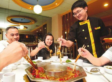 四川餐饮爆料事件视频最新,揭露后厨黑幕，食品安全引关注